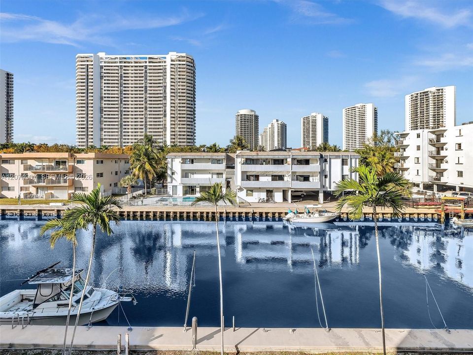 For Sale: $340,000 (2 beds, 2 baths, 1042 Square Feet)