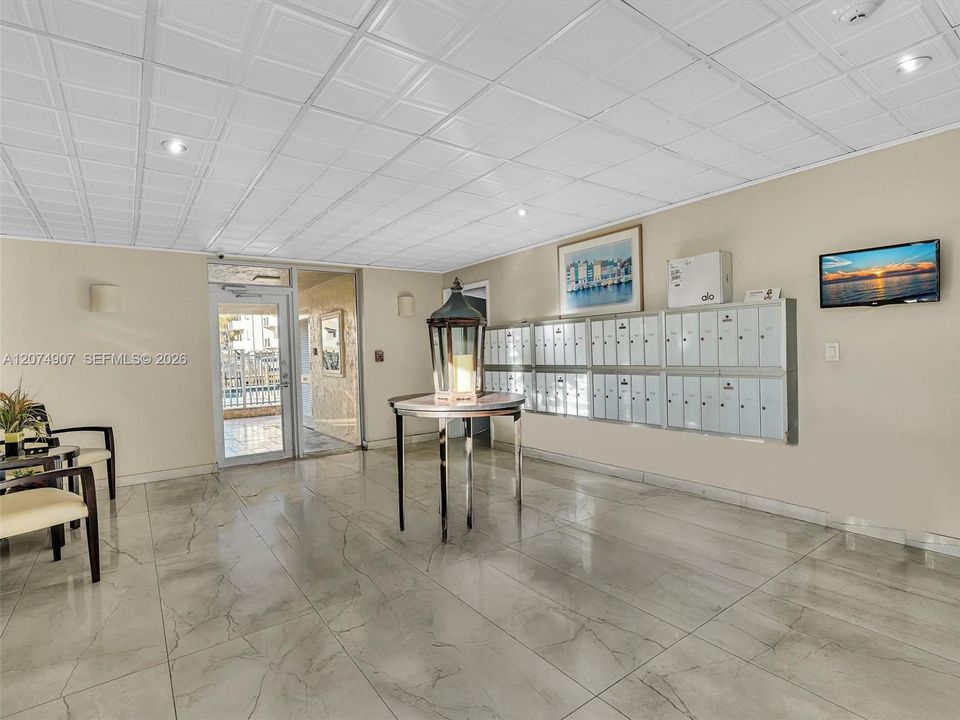 For Sale: $340,000 (2 beds, 2 baths, 1042 Square Feet)