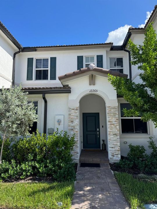 For Rent: $3,400 (3 beds, 3 baths, 1328 Square Feet)