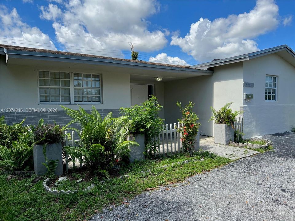 For Rent: $3,400 (4 beds, 2 baths, 1969 Square Feet)