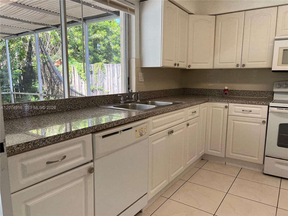 For Rent: $3,400 (4 beds, 2 baths, 1969 Square Feet)