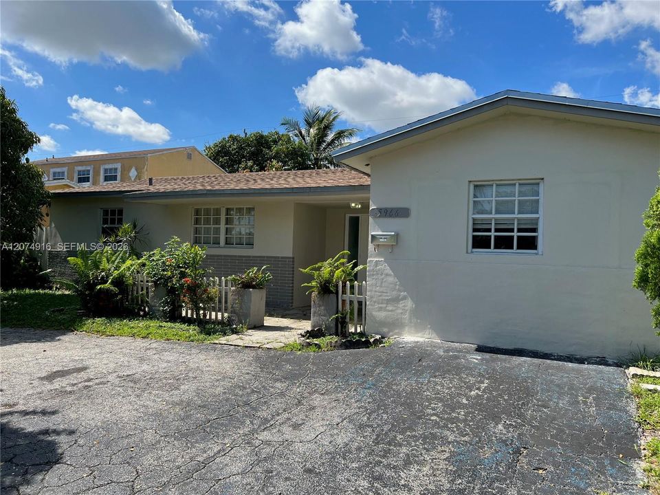 For Rent: $3,400 (4 beds, 2 baths, 1969 Square Feet)