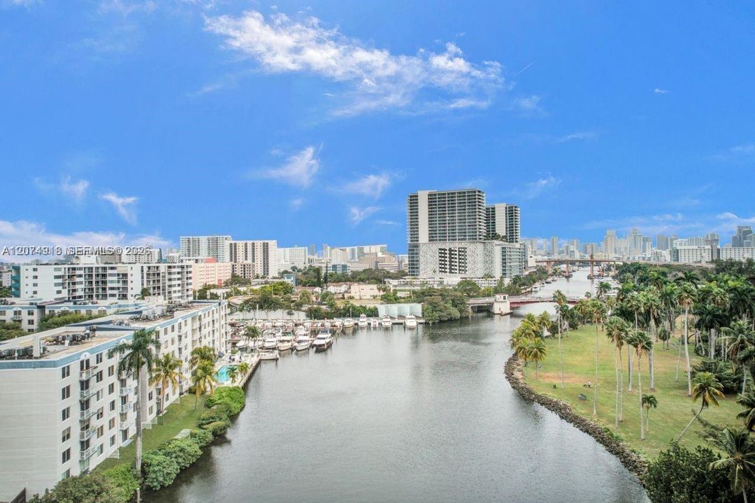 For Rent: $2,300 (2 beds, 2 baths, 899 Square Feet)