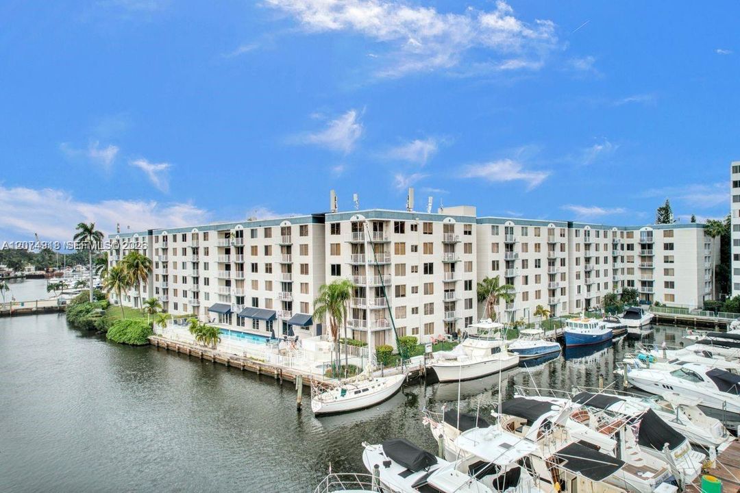 For Rent: $2,300 (2 beds, 2 baths, 899 Square Feet)