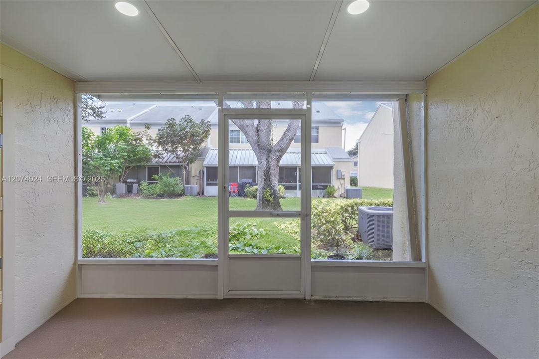 For Sale: $390,000 (2 beds, 1 baths, 1056 Square Feet)