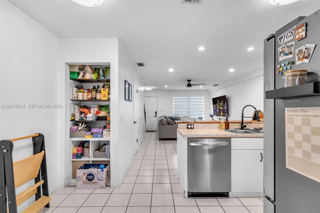 For Sale: $390,000 (2 beds, 1 baths, 1056 Square Feet)