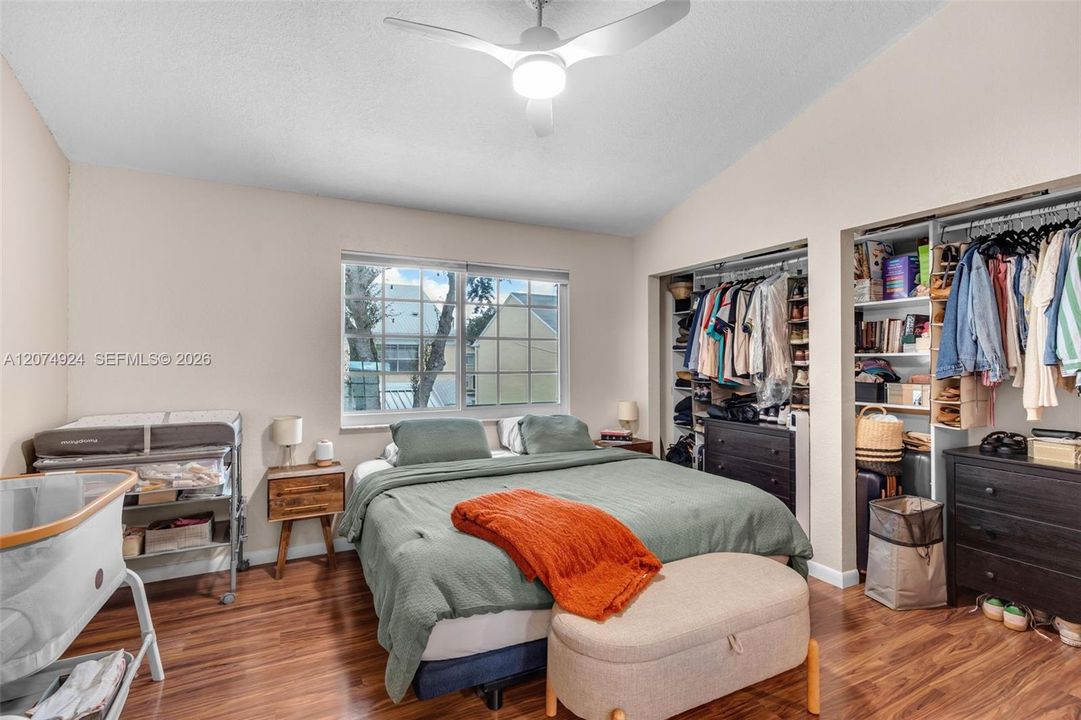 For Sale: $390,000 (2 beds, 1 baths, 1056 Square Feet)