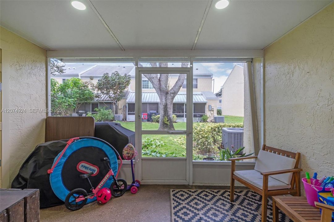 For Sale: $390,000 (2 beds, 1 baths, 1056 Square Feet)