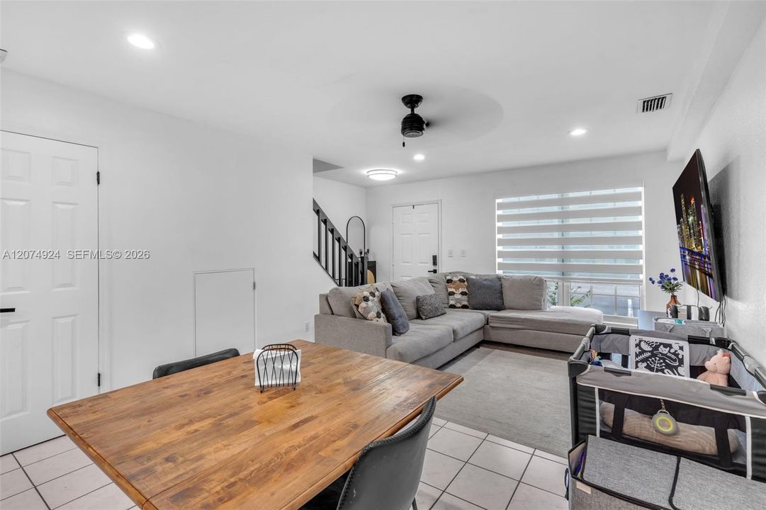 For Sale: $390,000 (2 beds, 1 baths, 1056 Square Feet)