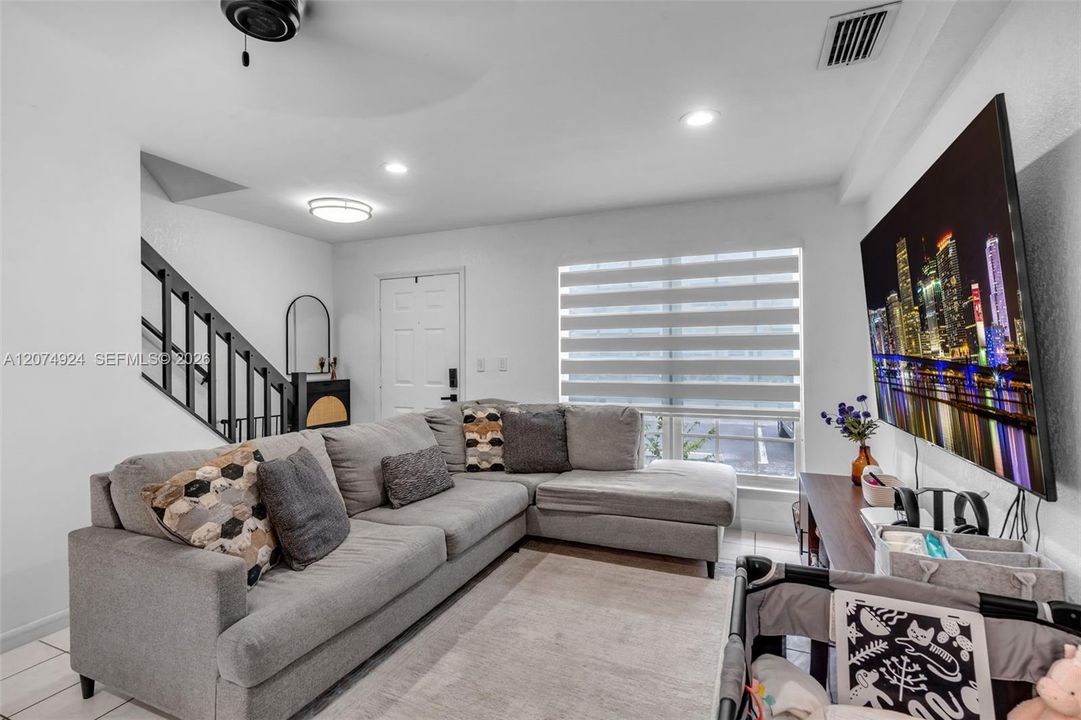 For Sale: $390,000 (2 beds, 1 baths, 1056 Square Feet)