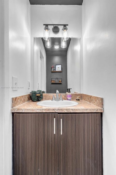For Sale: $390,000 (2 beds, 1 baths, 1056 Square Feet)