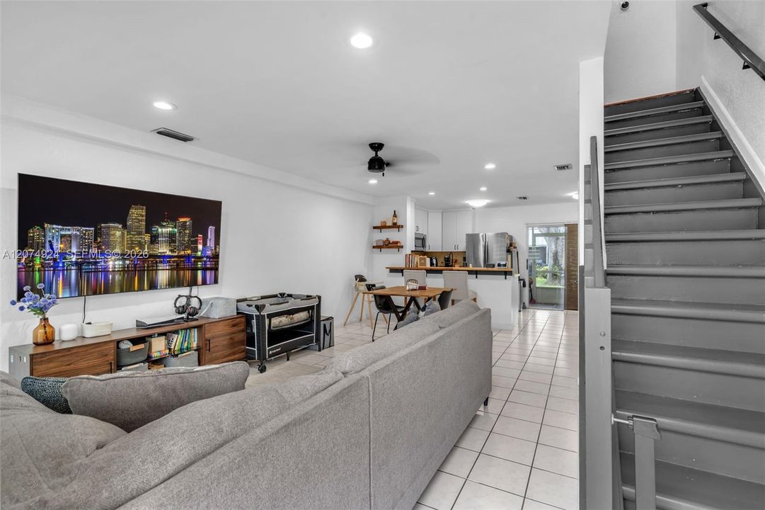 For Sale: $390,000 (2 beds, 1 baths, 1056 Square Feet)