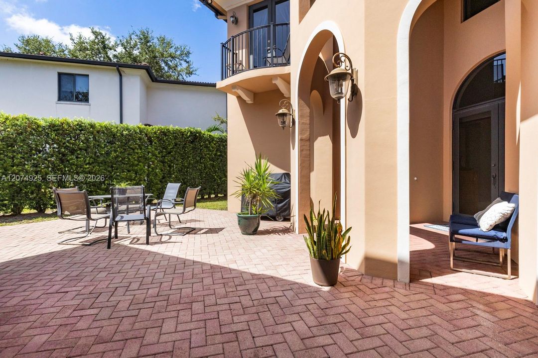 For Sale: $2,199,000 (4 beds, 4 baths, 2900 Square Feet)