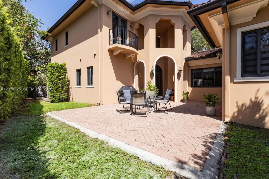 For Sale: $2,199,000 (4 beds, 4 baths, 2900 Square Feet)