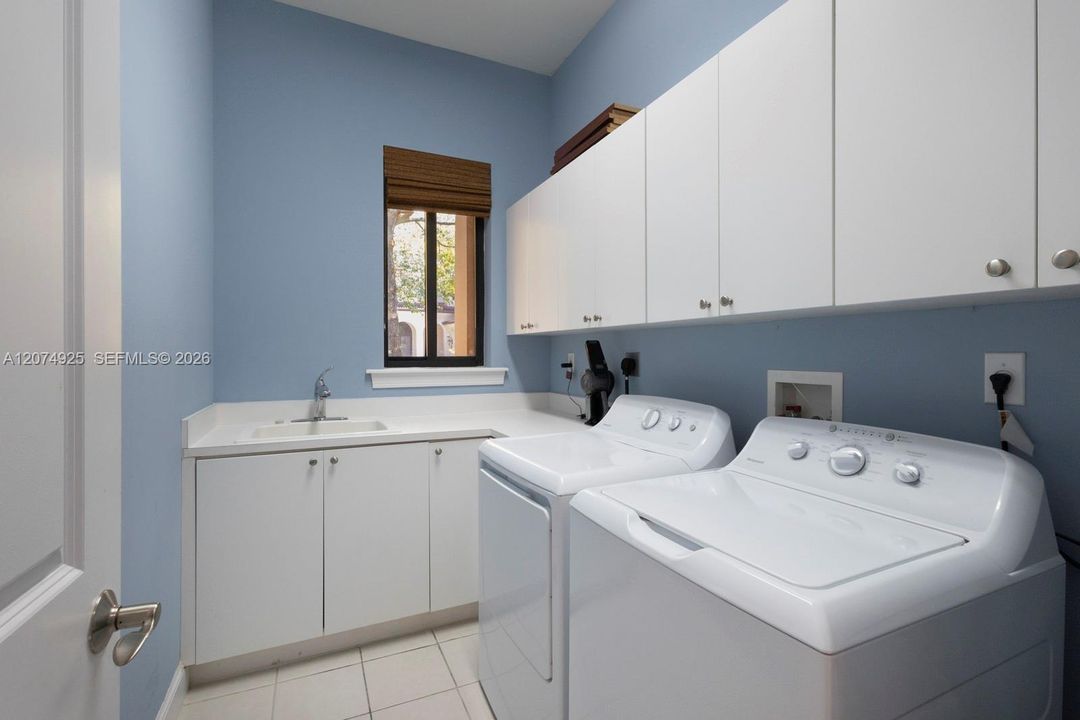 For Sale: $2,199,000 (4 beds, 4 baths, 2900 Square Feet)