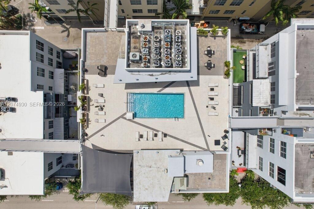 For Sale: $500,000 (1 beds, 1 baths, 982 Square Feet)