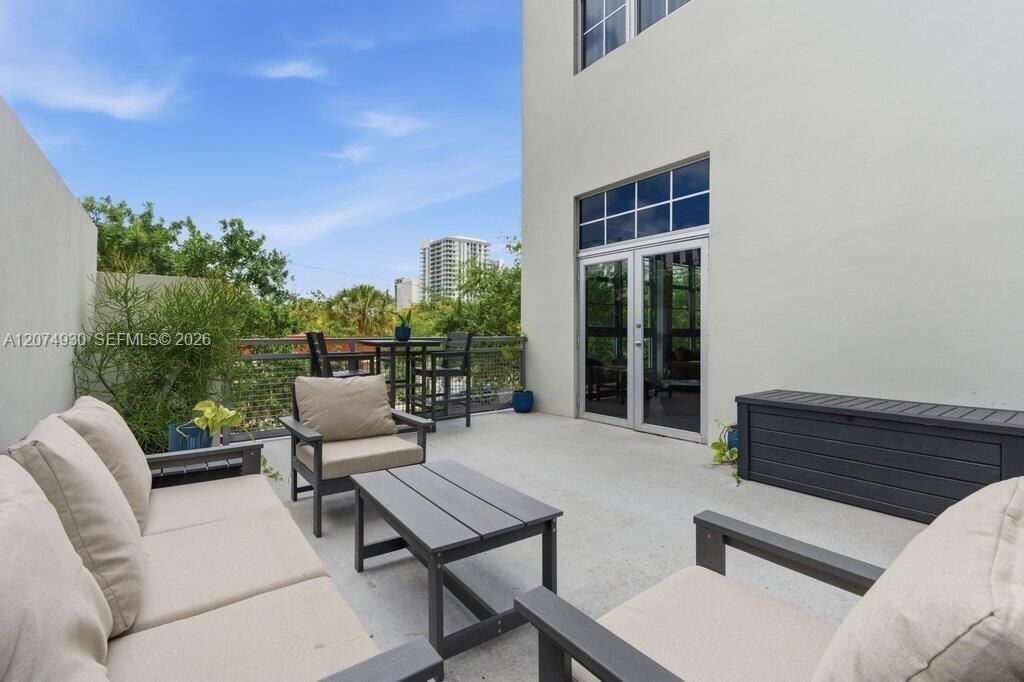 For Sale: $500,000 (1 beds, 1 baths, 982 Square Feet)