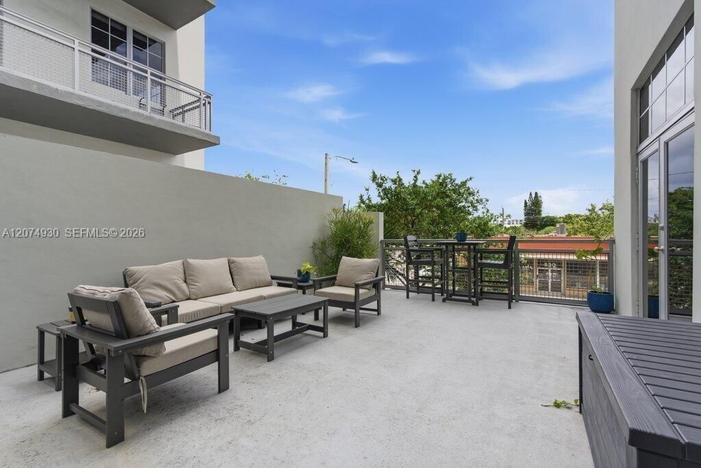 For Sale: $500,000 (1 beds, 1 baths, 982 Square Feet)