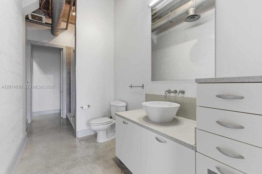 For Sale: $500,000 (1 beds, 1 baths, 982 Square Feet)