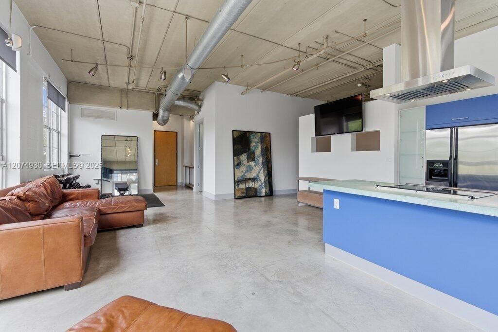 For Sale: $500,000 (1 beds, 1 baths, 982 Square Feet)