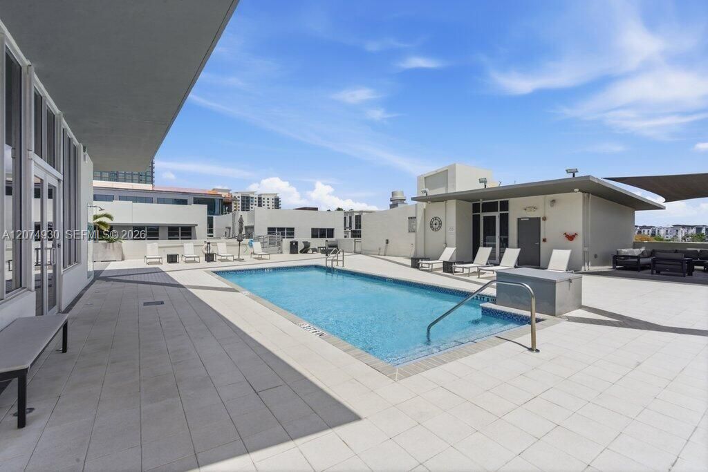 For Sale: $500,000 (1 beds, 1 baths, 982 Square Feet)
