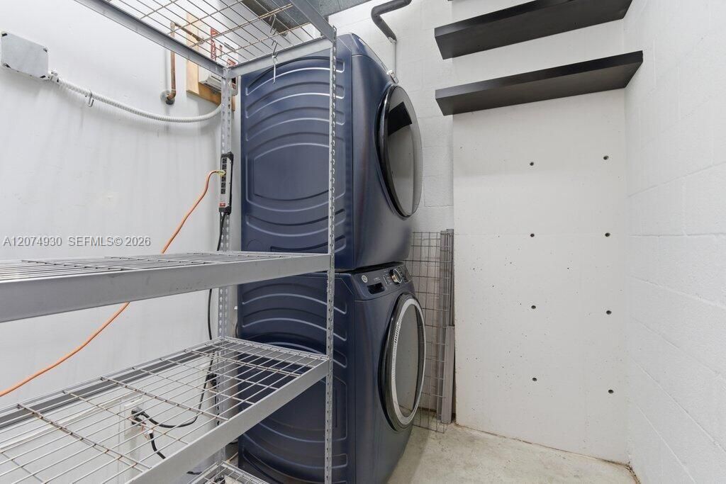For Sale: $500,000 (1 beds, 1 baths, 982 Square Feet)