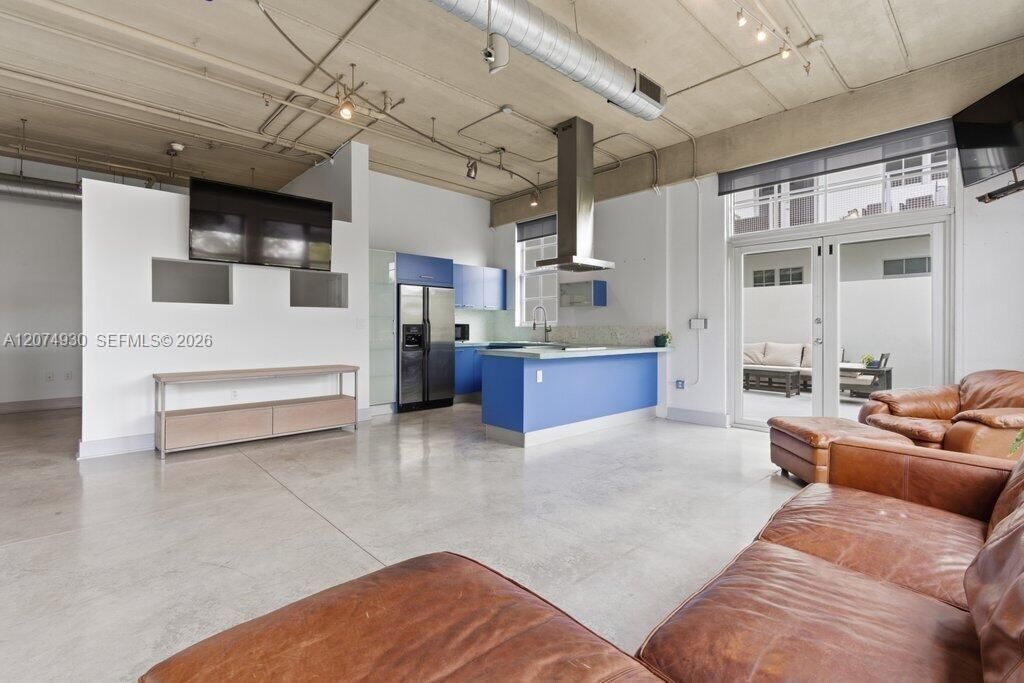 For Sale: $500,000 (1 beds, 1 baths, 982 Square Feet)