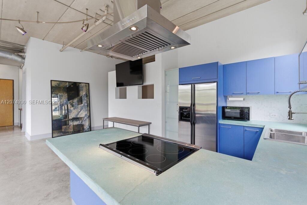For Sale: $500,000 (1 beds, 1 baths, 982 Square Feet)