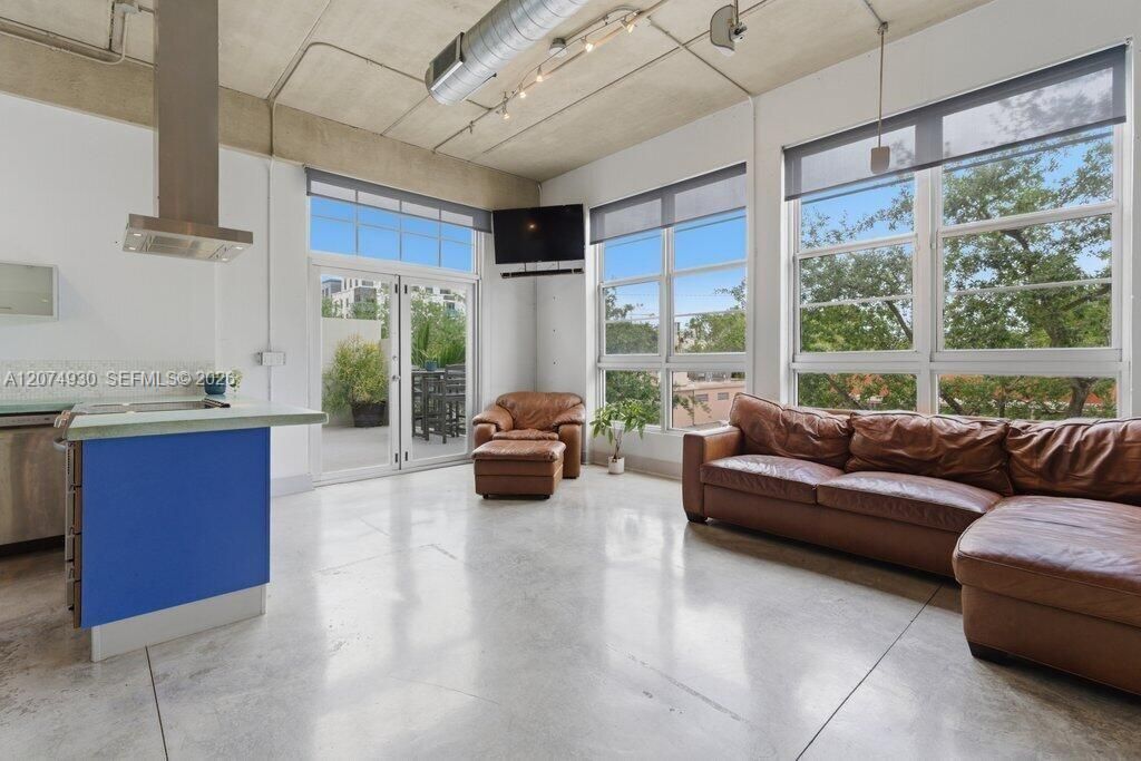For Sale: $500,000 (1 beds, 1 baths, 982 Square Feet)