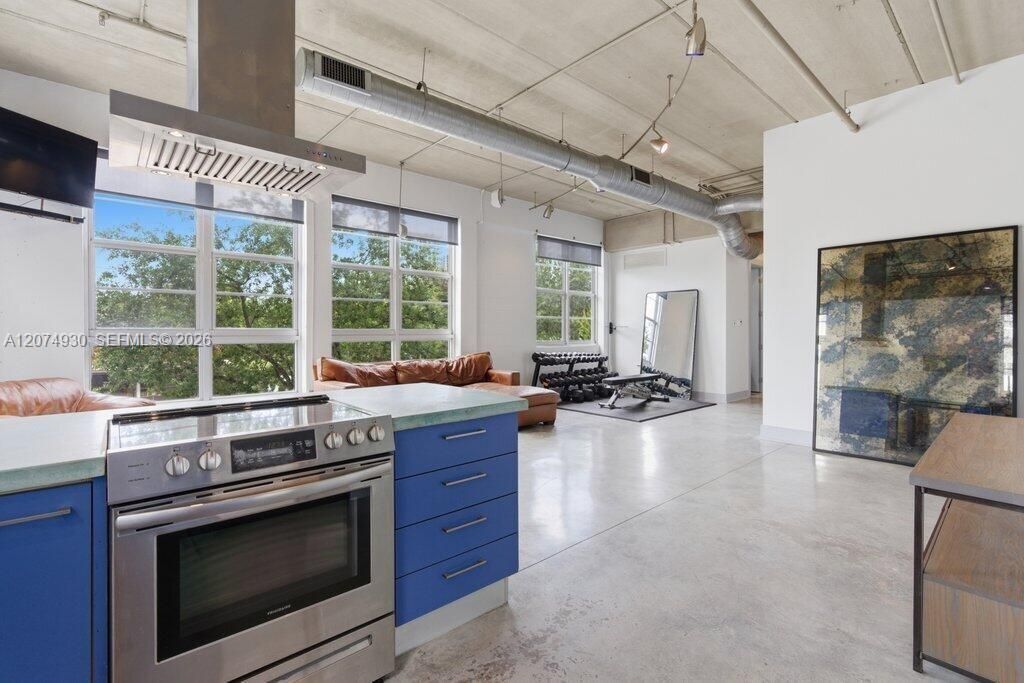 For Sale: $500,000 (1 beds, 1 baths, 982 Square Feet)
