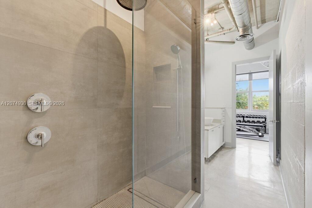 For Sale: $500,000 (1 beds, 1 baths, 982 Square Feet)