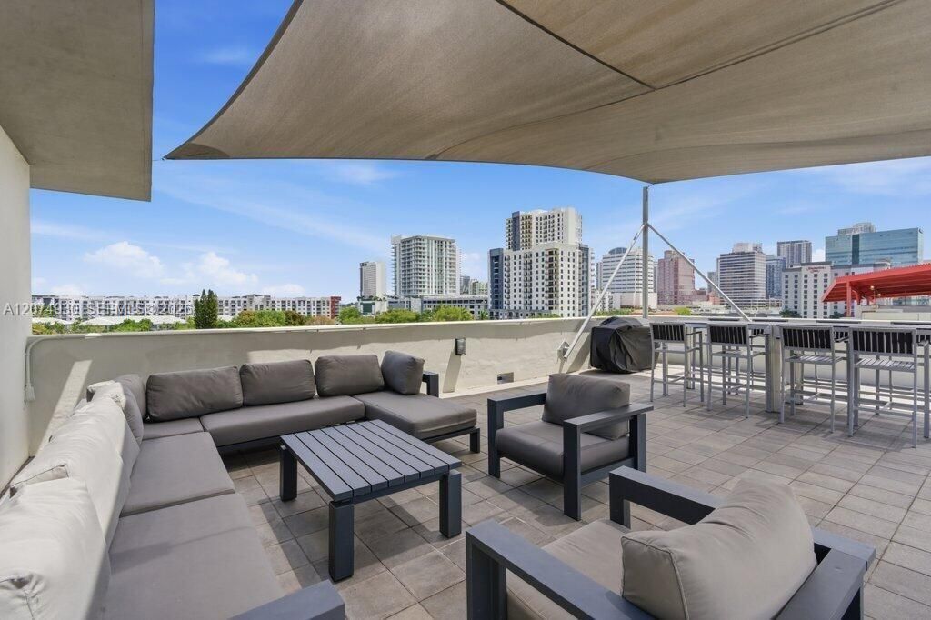 For Sale: $500,000 (1 beds, 1 baths, 982 Square Feet)
