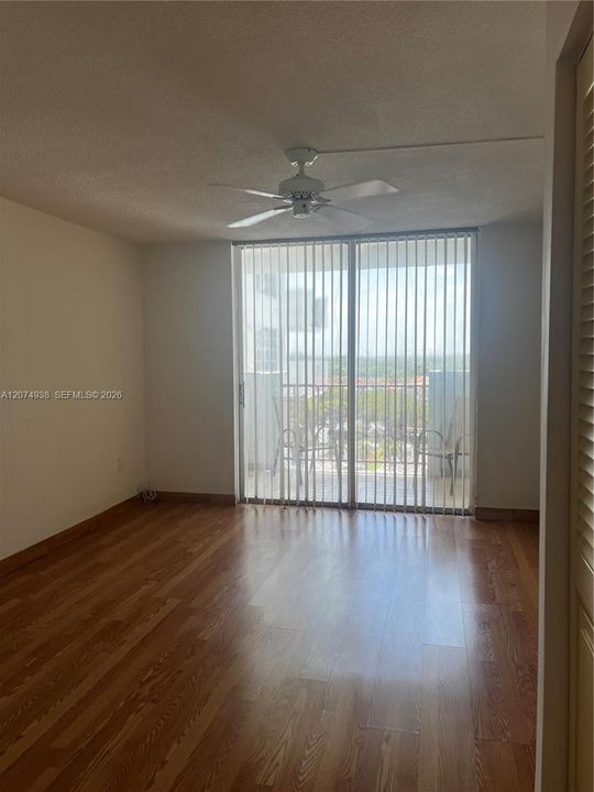 For Rent: $1,800 (1 beds, 1 baths, 873 Square Feet)