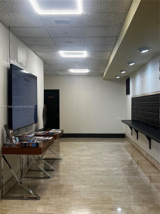 For Rent: $1,800 (1 beds, 1 baths, 873 Square Feet)