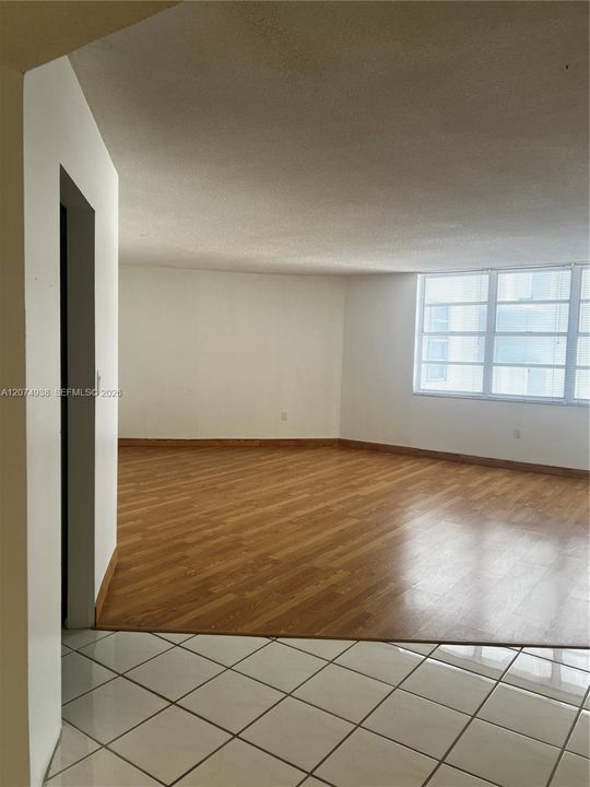 For Rent: $1,800 (1 beds, 1 baths, 873 Square Feet)