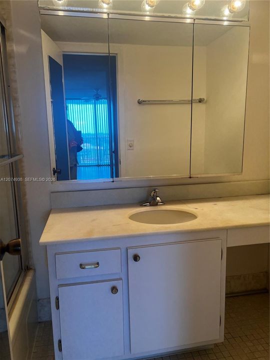 For Rent: $1,800 (1 beds, 1 baths, 873 Square Feet)