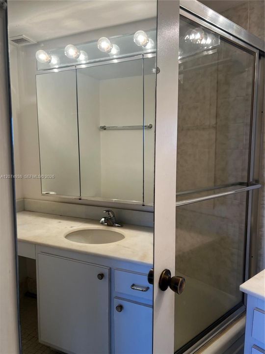 For Rent: $1,800 (1 beds, 1 baths, 873 Square Feet)