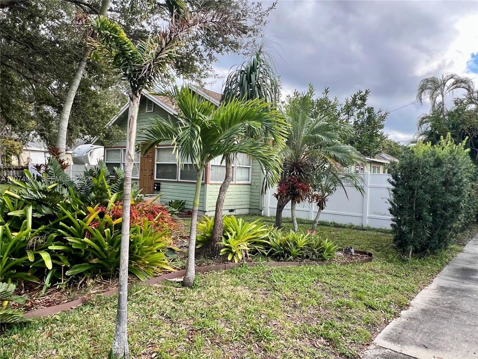 For Sale: $778,000 (6 beds, 3 baths, 1248 Square Feet)