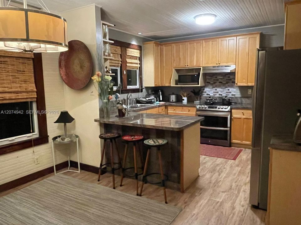 For Sale: $778,000 (6 beds, 3 baths, 1248 Square Feet)