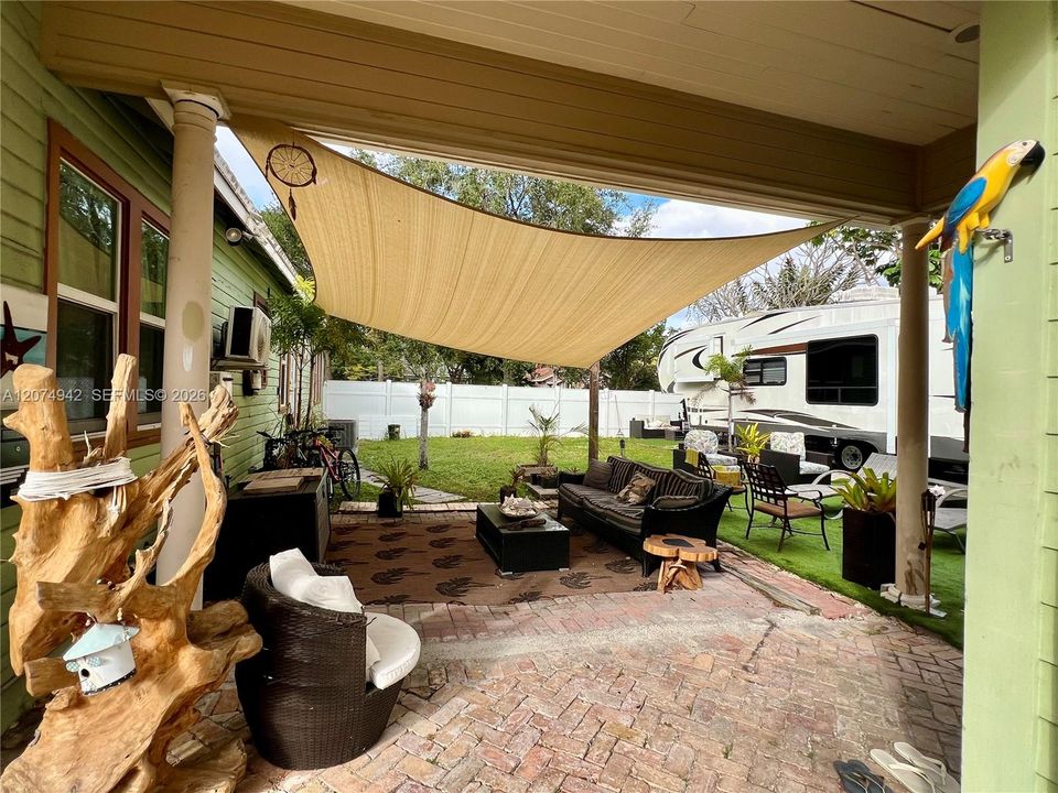 For Sale: $778,000 (6 beds, 3 baths, 1248 Square Feet)