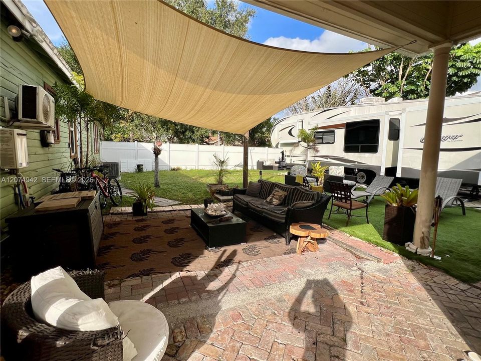 For Sale: $778,000 (6 beds, 3 baths, 1248 Square Feet)