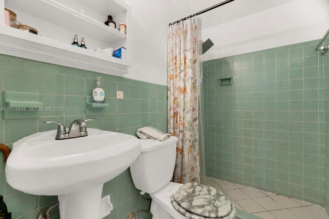 For Sale: $360,000 (2 beds, 2 baths, 918 Square Feet)