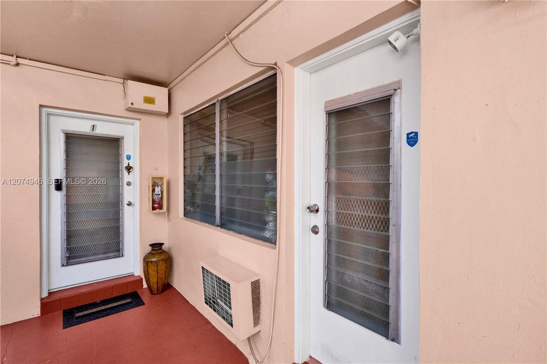 For Sale: $360,000 (2 beds, 2 baths, 918 Square Feet)