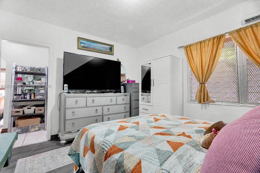 For Sale: $360,000 (2 beds, 2 baths, 918 Square Feet)