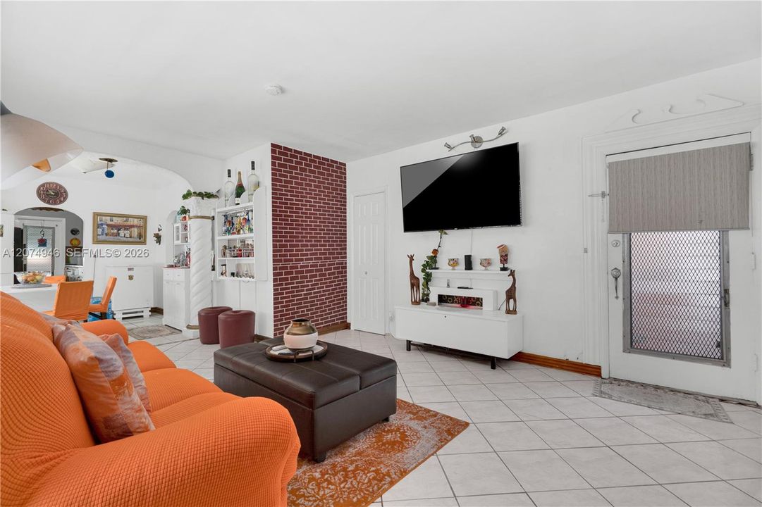 For Sale: $360,000 (2 beds, 2 baths, 918 Square Feet)
