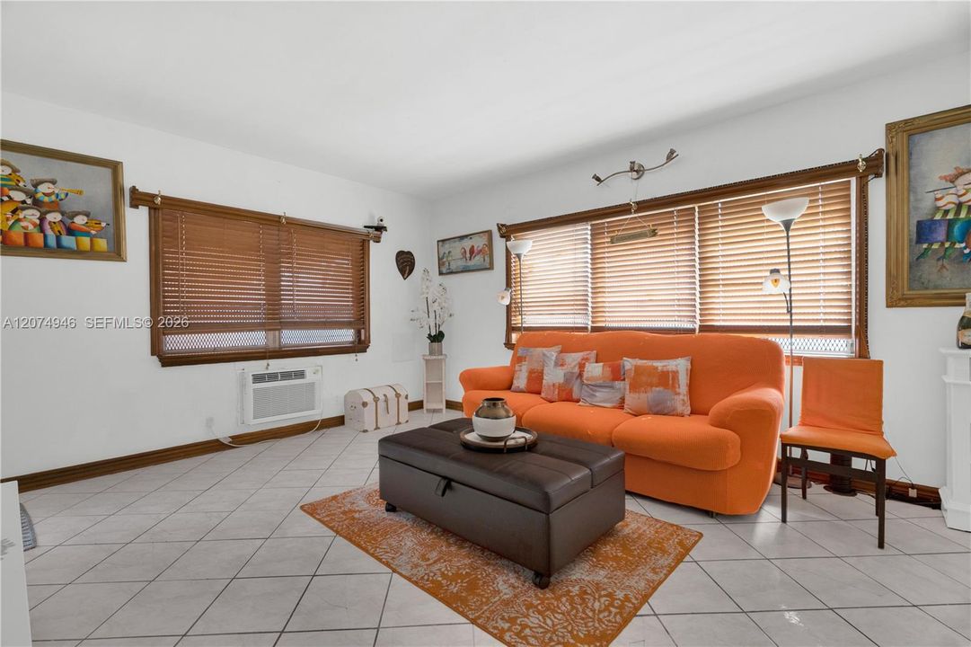 For Sale: $360,000 (2 beds, 2 baths, 918 Square Feet)
