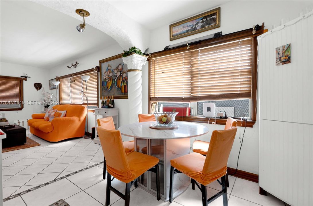 For Sale: $360,000 (2 beds, 2 baths, 918 Square Feet)