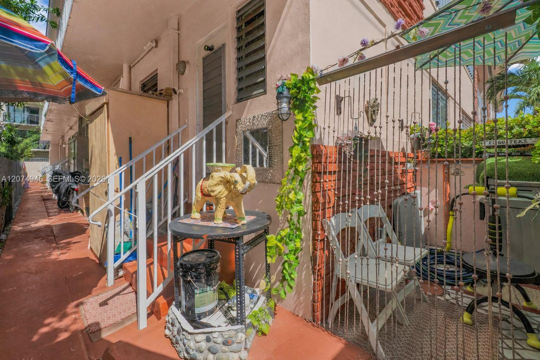 For Sale: $360,000 (2 beds, 2 baths, 918 Square Feet)