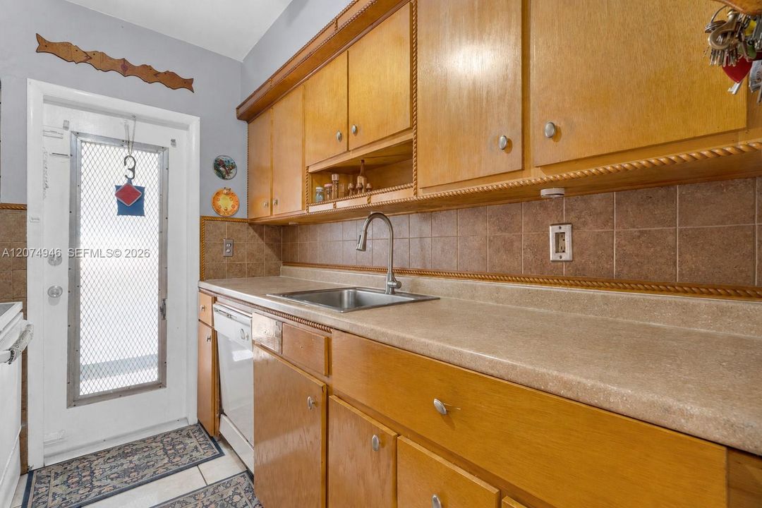 For Sale: $360,000 (2 beds, 2 baths, 918 Square Feet)
