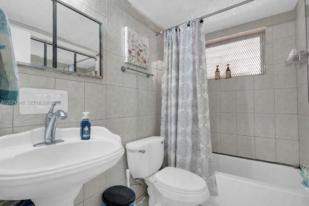 For Sale: $360,000 (2 beds, 2 baths, 918 Square Feet)